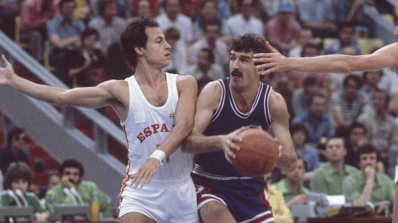 Dalipagic (d) defendido por Corbalán durante un España-Yugoslavia de los JJOO de 1980.