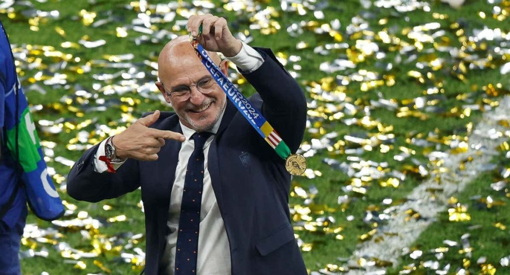 De la Fuente presume de su medalla de campeón de Europa sobre el césped del Olympiastadion de Berlín.