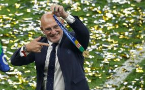 De la Fuente presume de su medalla de campeón de Europa sobre el césped del Olympiastadion de Berlín.