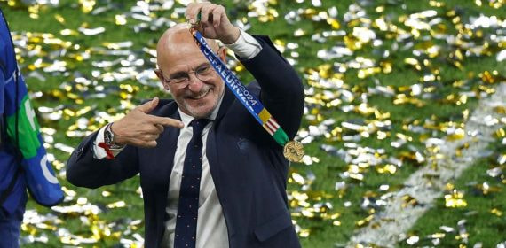 De la Fuente presume de su medalla de campeón de Europa sobre el césped del Olympiastadion de Berlín.