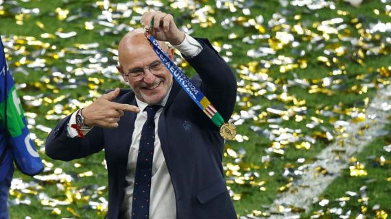 De la Fuente presume de su medalla de campeón de Europa sobre el césped del Olympiastadion de Berlín.