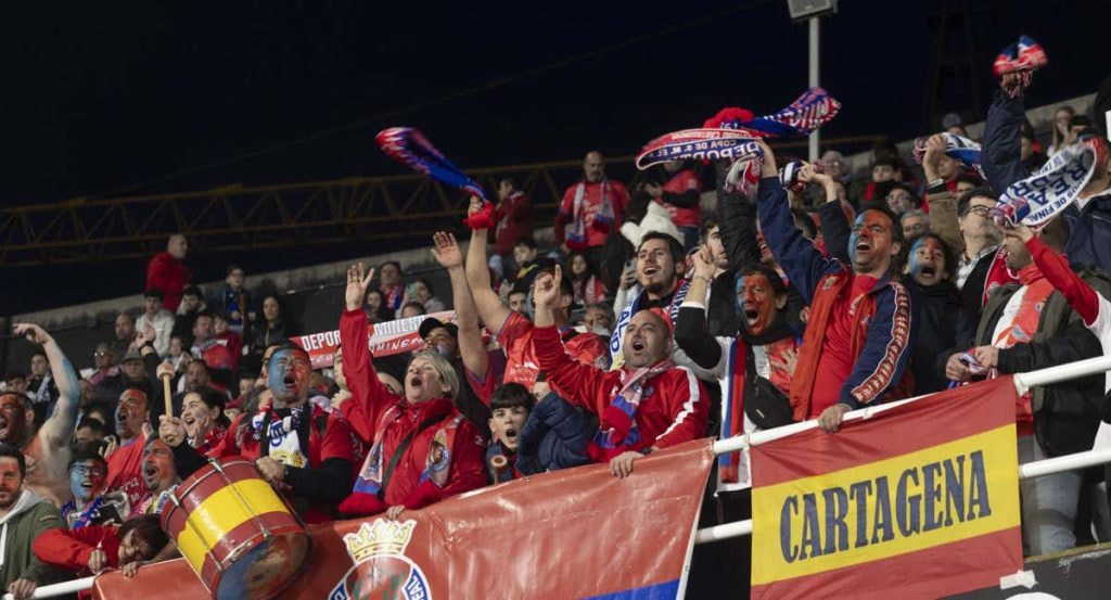 Aficionados de la Deportiva Minera en el Cartagonova.
