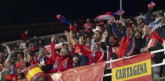 Aficionados de la Deportiva Minera en el Cartagonova.