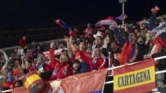 Aficionados de la Deportiva Minera en el Cartagonova.