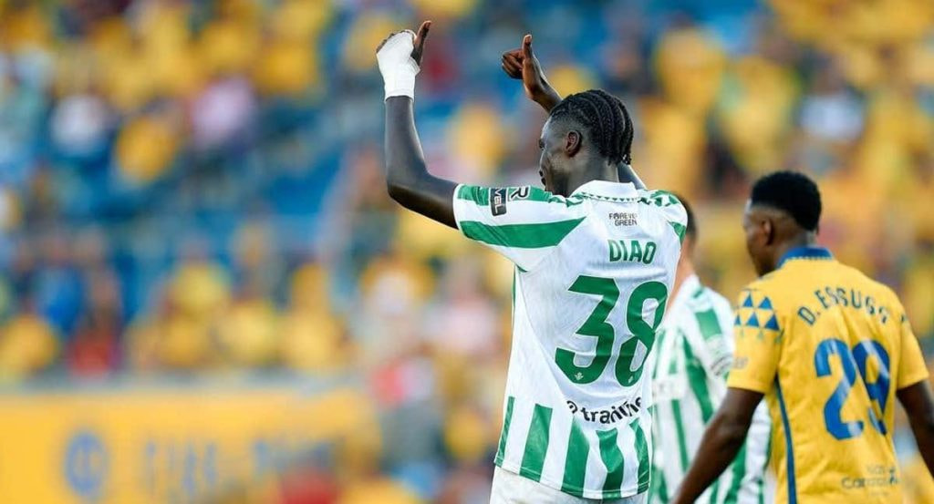 Assane Diao levanta los pulgares en el Las Palmas-Betis de esta temporada.