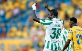 Assane Diao levanta los pulgares en el Las Palmas-Betis de esta temporada.