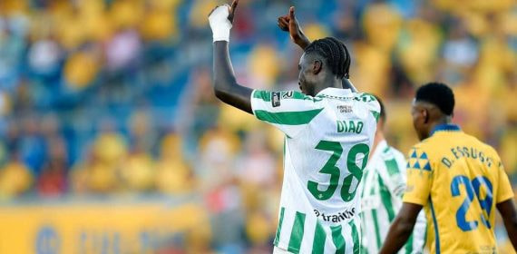 Assane Diao levanta los pulgares en el Las Palmas-Betis de esta temporada.