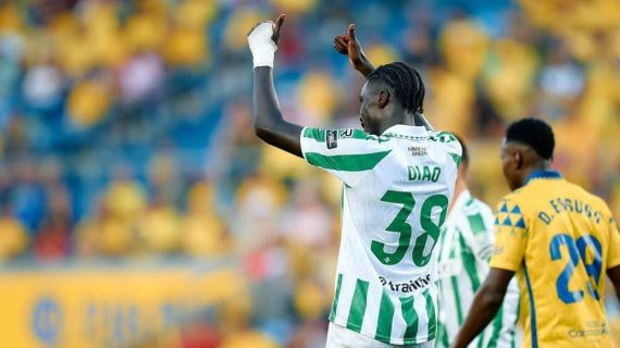 Assane Diao levanta los pulgares en el Las Palmas-Betis de esta temporada.