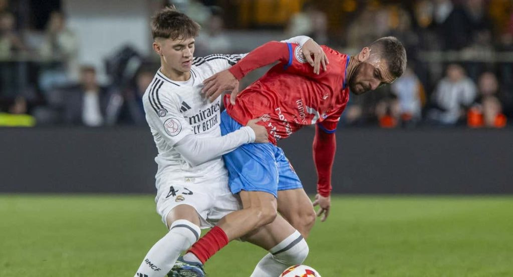 Diego Aguado pelea por el balón en un lance del Deportiva Minera-Real Madrid.