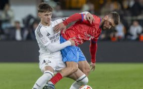 Diego Aguado pelea por el balón en un lance del Deportiva Minera-Real Madrid.