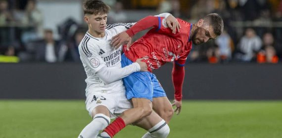 Diego Aguado pelea por el balón en un lance del Deportiva Minera-Real Madrid.