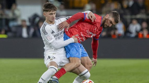 Diego Aguado pelea por el balón en un lance del Deportiva Minera-Real Madrid.