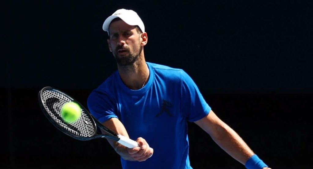 Novak Djokovic, durante un entrenamiento en el Open de Australia.