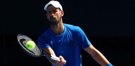 Novak Djokovic, durante un entrenamiento en el Open de Australia.
