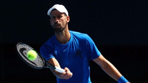 Novak Djokovic, durante un entrenamiento en el Open de Australia.