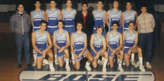 Pedro Sánchez, abajo a la izquierda con el dorsal 11, junto al equipo juvenil del Estudiantes en la temporada 1988/89.
