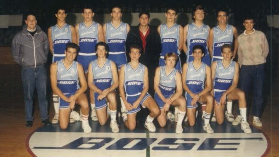 Pedro Sánchez, abajo a la izquierda con el dorsal 11, junto al equipo juvenil del Estudiantes en la temporada 1988/89.