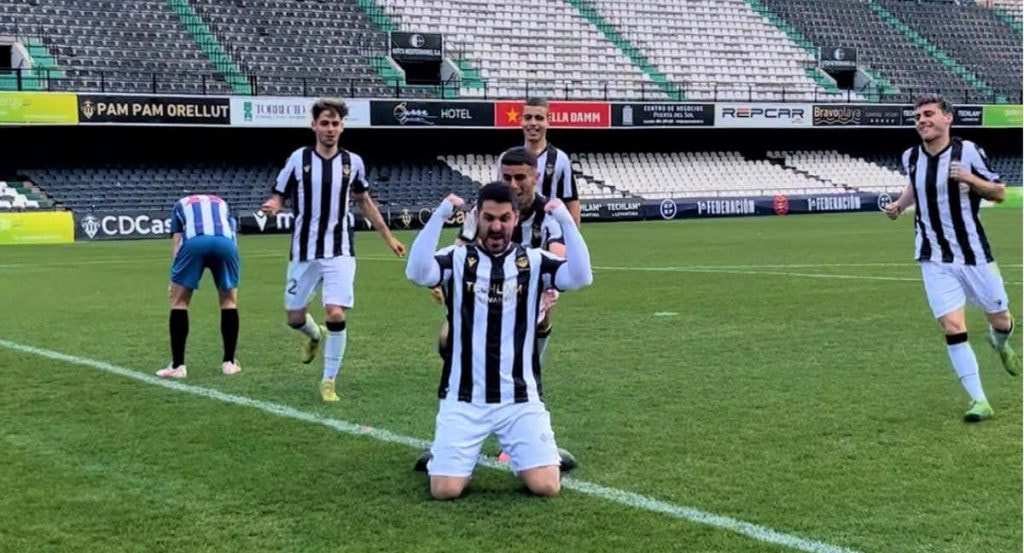 El influencer de Elda acumula más de un millón de seguidores en TikTok tras contar sus anécdotas como jugador de fútbol amateur.