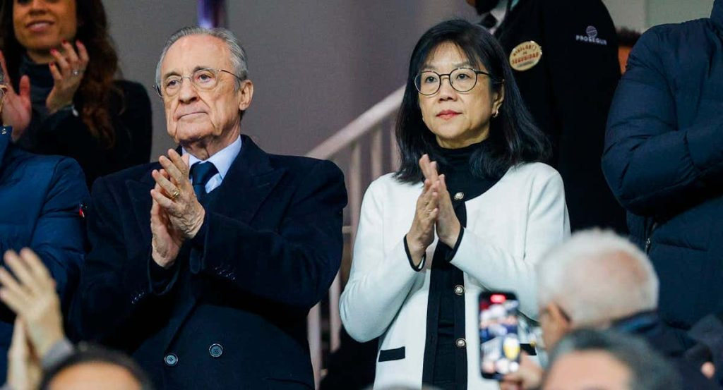 Florentino Pérez en el palco de Mestalla junto a Lay Hoon, presidenta del Valencia.