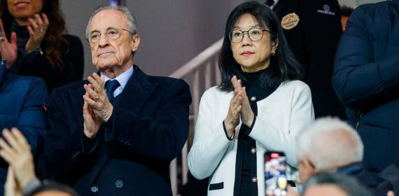Florentino Pérez en el palco de Mestalla junto a Lay Hoon, presidenta del Valencia.