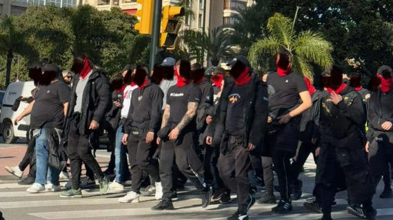 El Frente Atlético por las calles de Málaga.