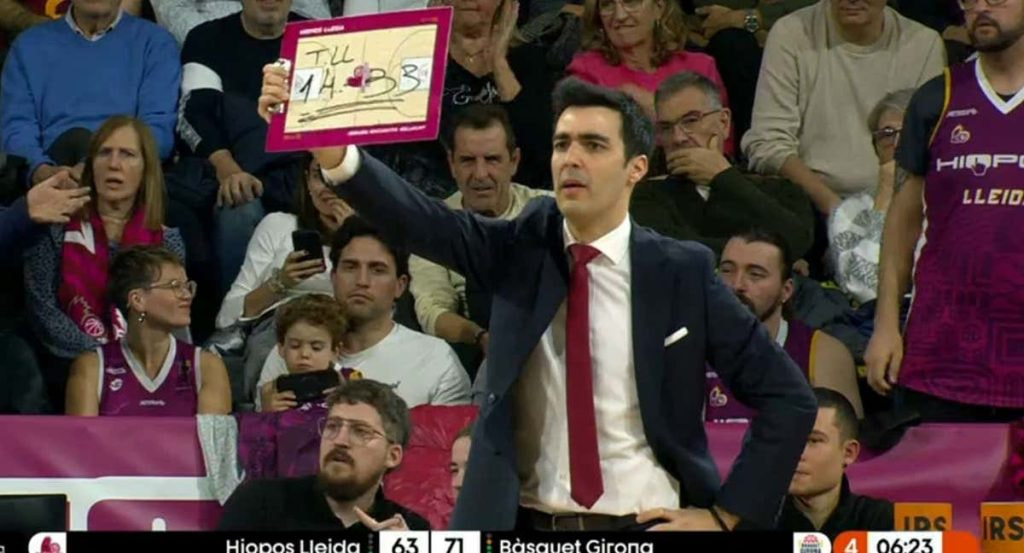 Gerard Encuentra muestra la diferencia de tiros libres con su pizarra.