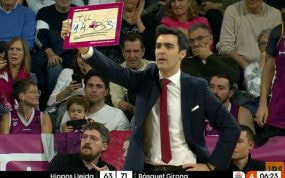 Gerard Encuentra muestra la diferencia de tiros libres con su pizarra.