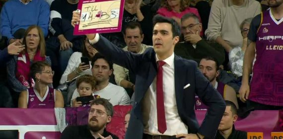 Gerard Encuentra muestra la diferencia de tiros libres con su pizarra.