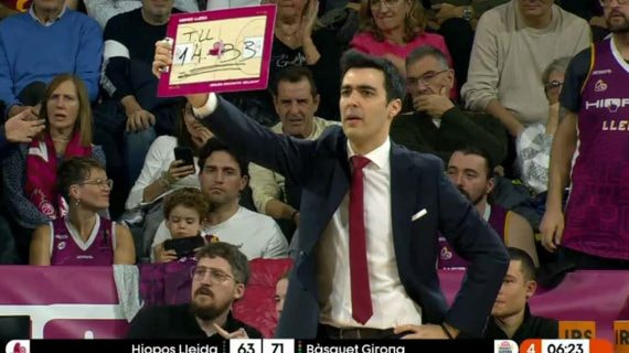 Gerard Encuentra muestra la diferencia de tiros libres con su pizarra.