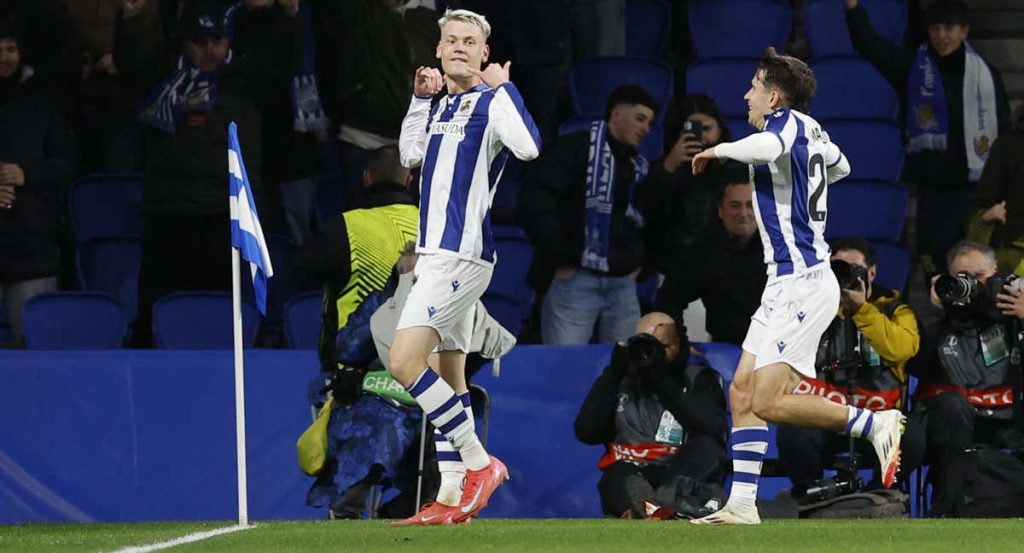 Orri Oskarsson celebra el 1-0 junto a Pablo Marín.