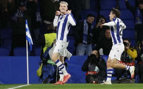 Orri Oskarsson celebra el 1-0 junto a Pablo Marín.
