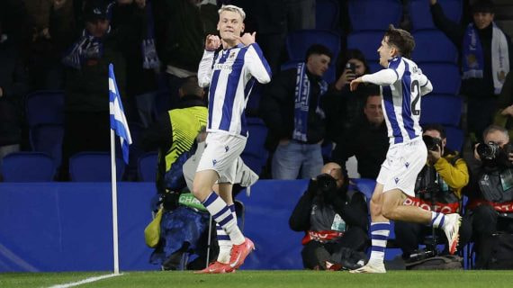 Orri Oskarsson celebra el 1-0 junto a Pablo Marín.