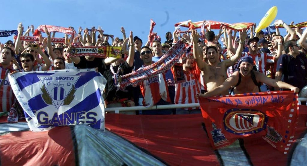 Miles de aficionados del Atlético de Madrid presenciaron el Leganés - Tenerife en 2001.