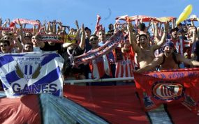 Miles de aficionados del Atlético de Madrid presenciaron el Leganés - Tenerife en 2001.