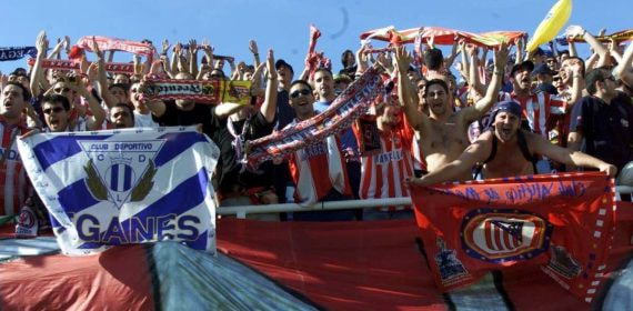 Miles de aficionados del Atlético de Madrid presenciaron el Leganés - Tenerife en 2001.