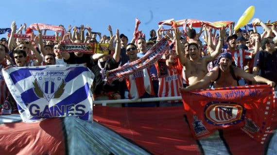 Miles de aficionados del Atlético de Madrid presenciaron el Leganés - Tenerife en 2001.