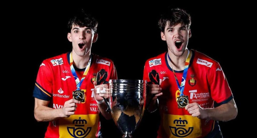 Los hermanos Cikusa celebrando.