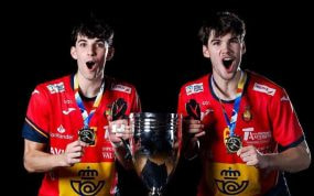 Los hermanos Cikusa celebrando.