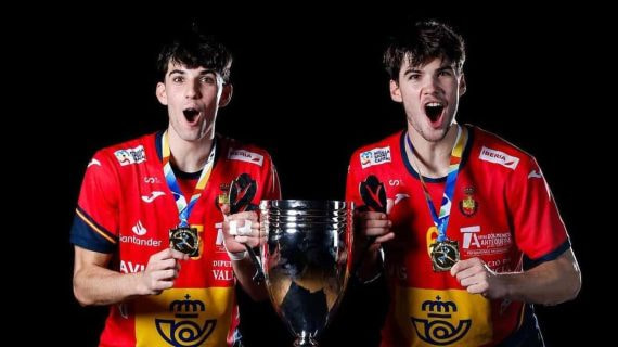 Los hermanos Cikusa celebrando.