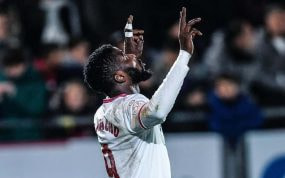 Iheanacho celebra un gol con el Sevilla en Copa.