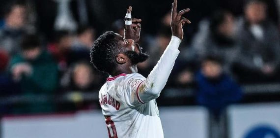 Iheanacho celebra un gol con el Sevilla en Copa.