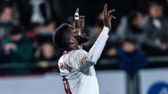 Iheanacho celebra un gol con el Sevilla en Copa.
