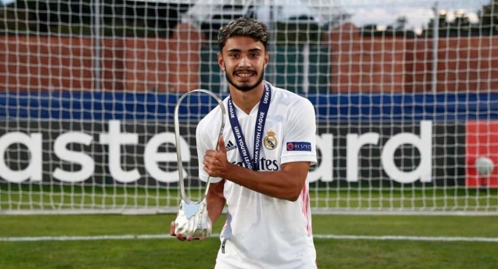 Israel Salazar, con el trofeo de la Youth League 2019-20.