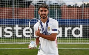 Israel Salazar, con el trofeo de la Youth League 2019-20.