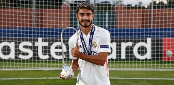 Israel Salazar, con el trofeo de la Youth League 2019-20.