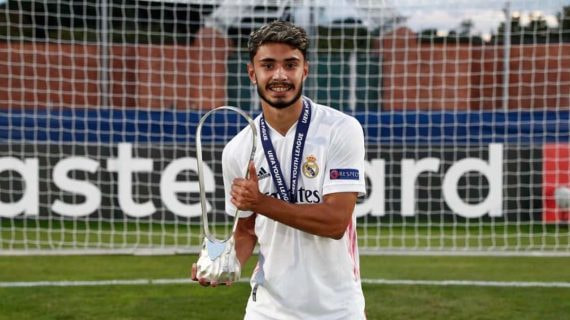 Israel Salazar, con el trofeo de la Youth League 2019-20.