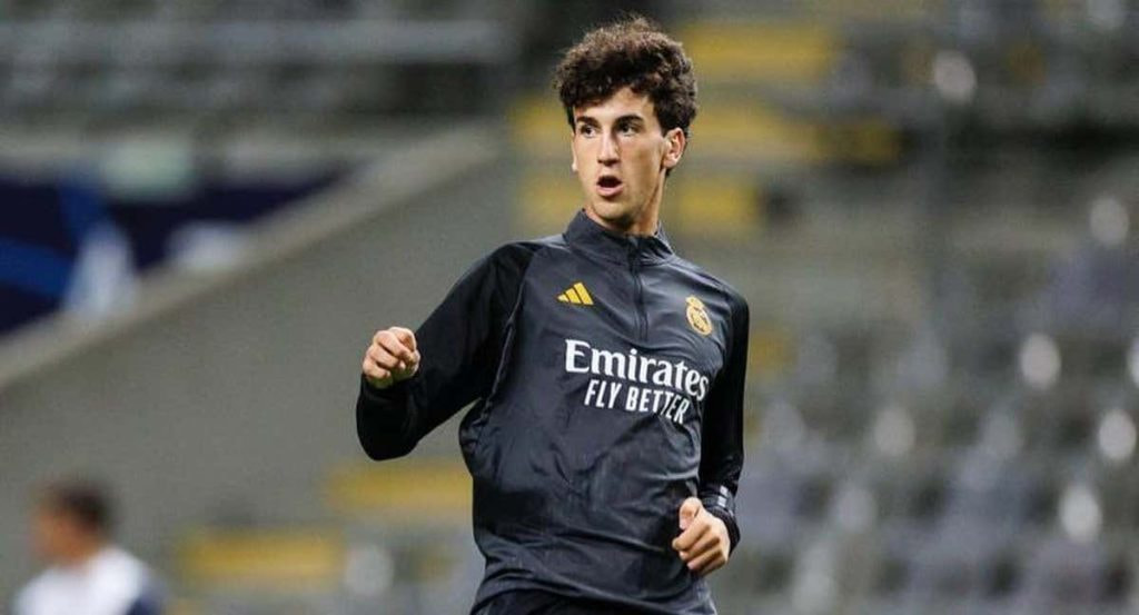 Jacobo Ramón entrenando con el primer equipo del Real Madrid.