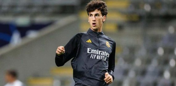 Jacobo Ramón entrenando con el primer equipo del Real Madrid.