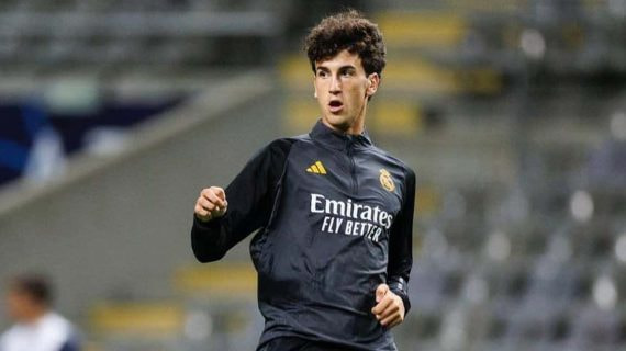 Jacobo Ramón entrenando con el primer equipo del Real Madrid.