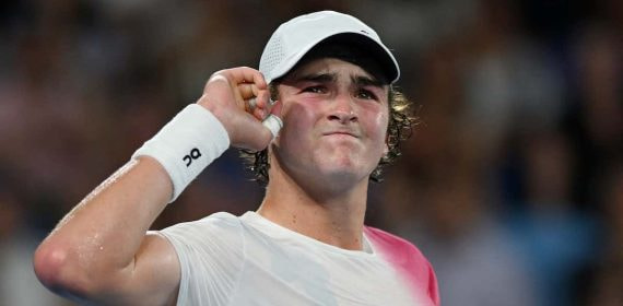 Joao Fonseca tras derrotar a Andrey Rublev en el Open de Australia 2025.